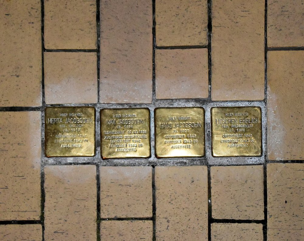 https://commons.wikimedia.org/wiki/File:Stolperstein_G%C3%BCstrow_Hansenstra%C3%9Fe_1_Kombi.jpg