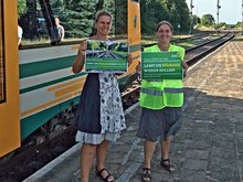 Monika Göpper und Claudia Schulz kämpfen für die Südbahn - Bildaktion am 4.8.2018 in Karow anlässlich des Saisonverkehrs.