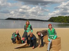 Mitlgieder der GRÜNEN sammeln Müll am Zippendorfer Strand