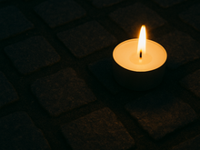 Teelicht auf Pflastersteinen
